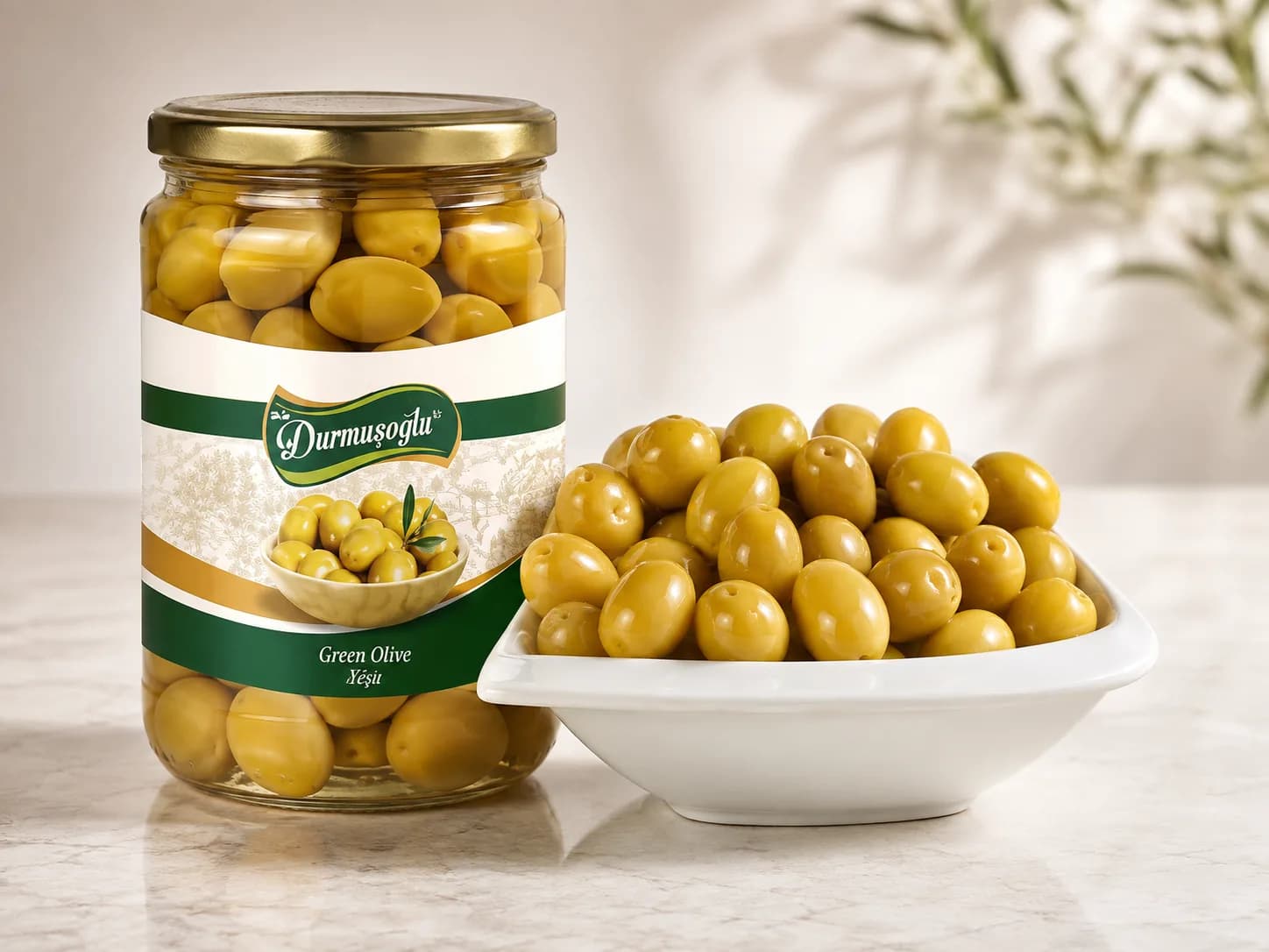 Kokteyl green olive in a 720 cc glass jar